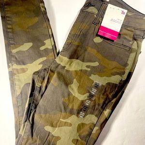 Brand New Camo Jeggings Size 9